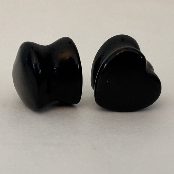 Black Onyx Heart Shaped Natural Stone Plug Gauge - Picture 2 of 4